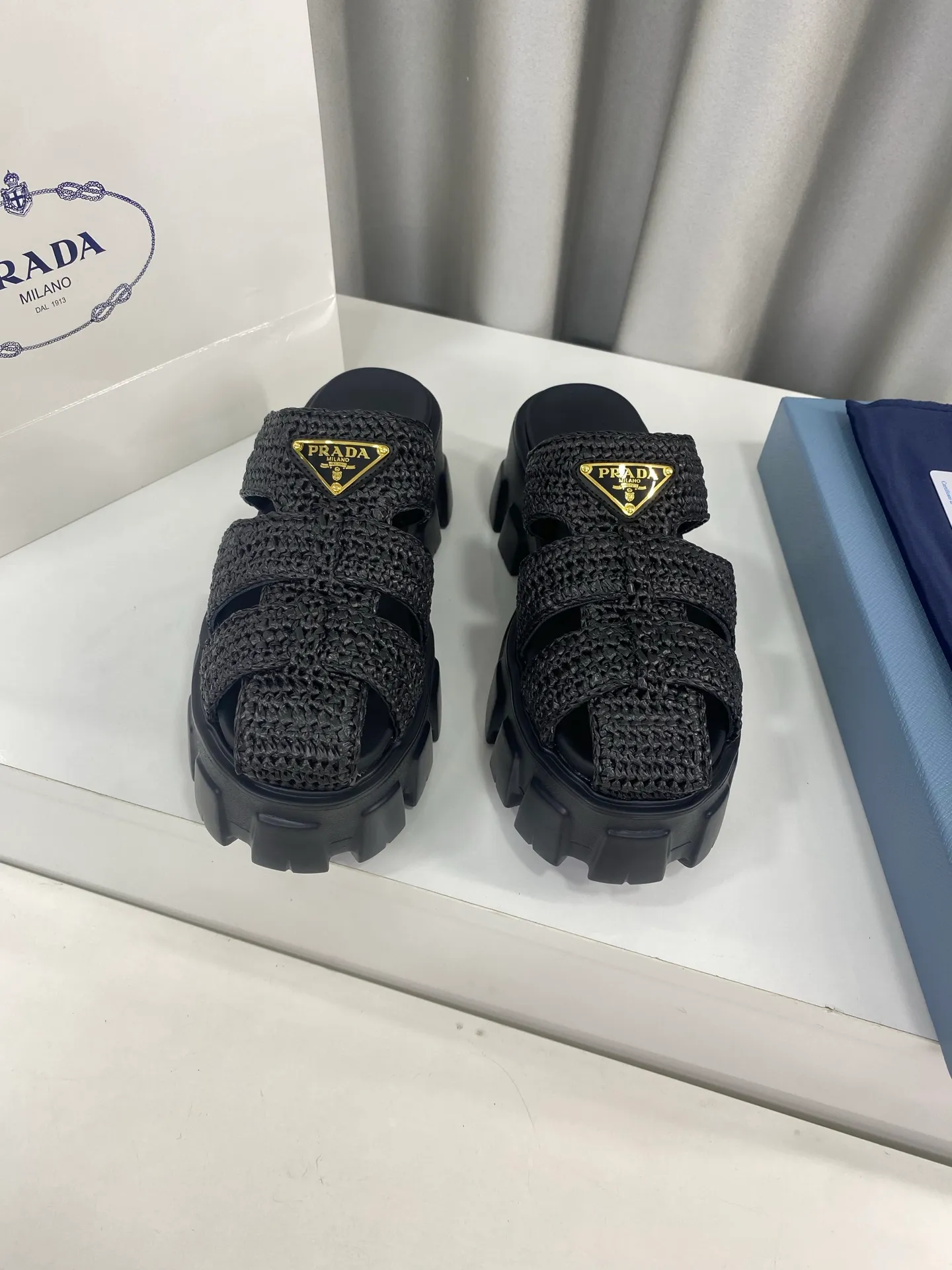 👟👟Ex-factory price 520👟👟 Prada's latest bamboo cage weaving thick-soled triangle buckle sandals☑️ Latest environmentally friendly PP material, fully hand-crocheted, just like knitting sweaters, slow work and meticulous work, retro fashionable thick-soled shoes, with woven uppers, making the whole pair of shoes light and comfortable, bright colors, satisfying various choices for fashionable people with different styles! The iconic metal triangle logo is paired with the shape of ancient beach sandals. Every design element is fashionable! Size: Women's 35-39 (34, 40, custom-made, non-returnable) Full set of counter original packaging